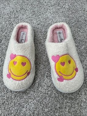 Plush Kids Slippers with Yellow Smiley & Pink Hearts size 5/6